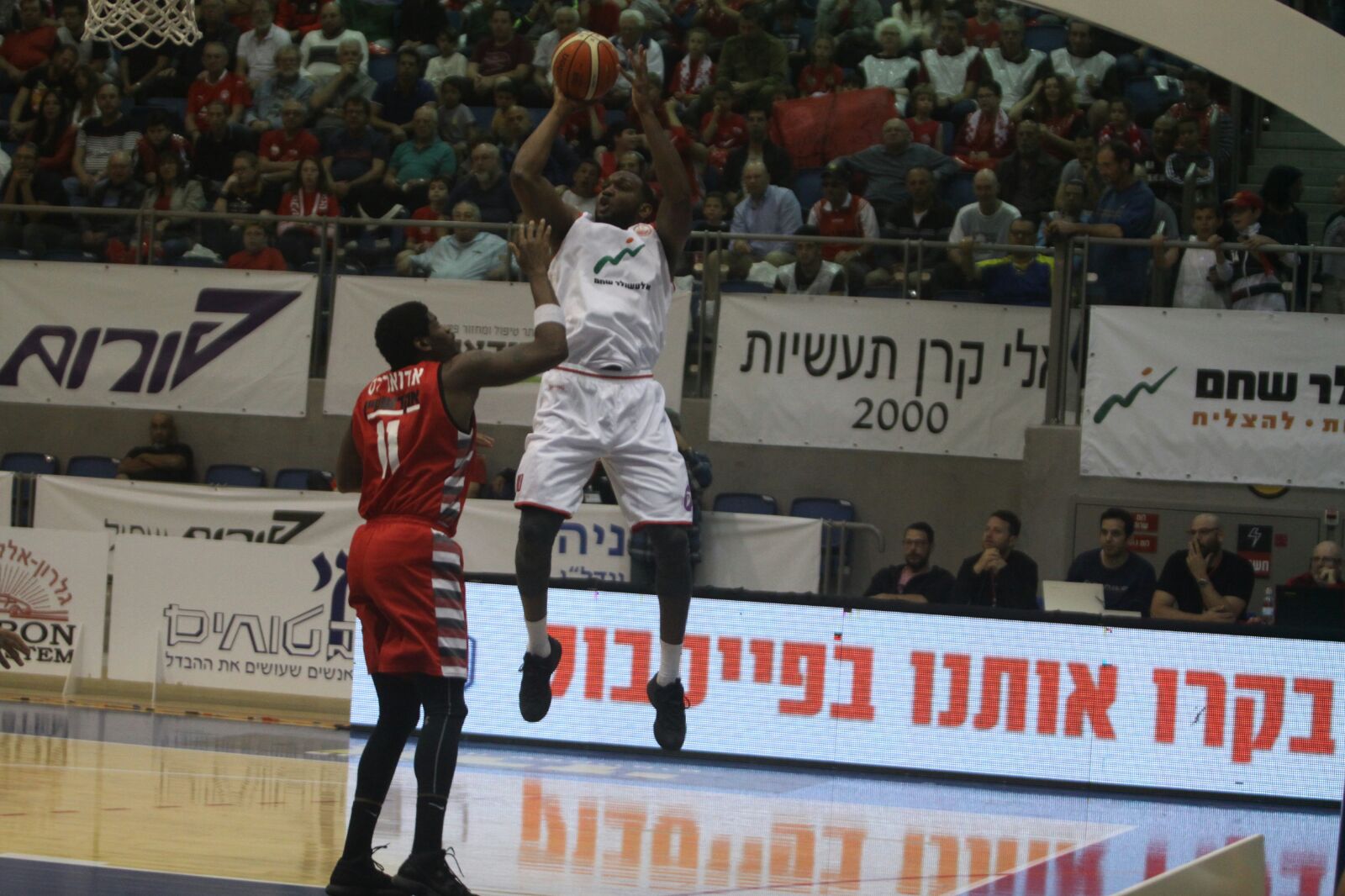 סטורם וורן מעל אדווארדס מגליל. הרבה מעליו (צילום: באדיבות שי מוגילבסקי)